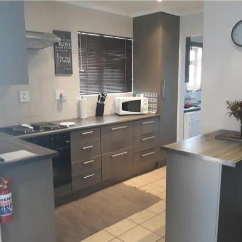 Fancy Pansy Apartman Germiston Kültér fotó